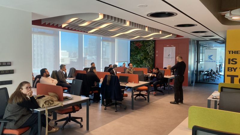 Ekosisteme İlk Adım programında girişimcilerle eğitim oturumu